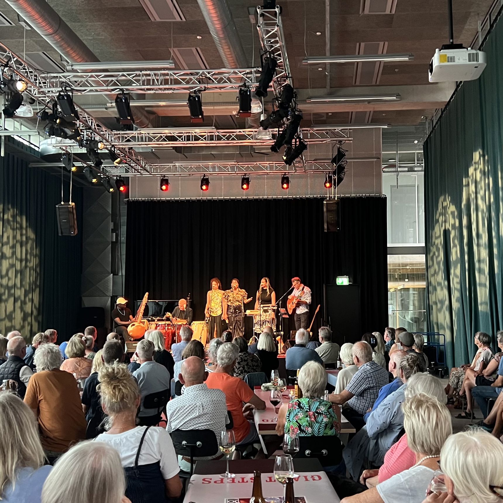 Koncert på SIMAC v. Giant Steps